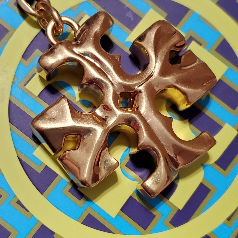 Tory Burch Carved Kira Keychain
